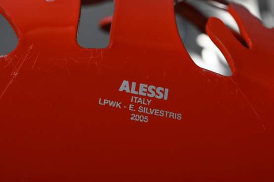 30 Diverse Teile „Meeres“ Tischdekorationen, bestehend aus: 2 Alessi Körbe „Mediteraneo“ in Edelstahl und rot lackiert (H. 10,5cm, Ø 30cm), 4 Raynaud Limoges Bisquitporzellan Teelichthalter „Seeigel“ (H. 7cm, z.T. mit Or… - photo 12