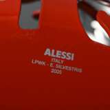 30 Diverse Teile „Meeres“ Tischdekorationen, bestehend aus: 2 Alessi Körbe „Mediteraneo“ in Edelstahl und rot lackiert (H. 10,5cm, Ø 30cm), 4 Raynaud Limoges Bisquitporzellan Teelichthalter „Seeigel“ (H. 7cm, z.T. mit Or… - photo 12