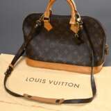 Louis Vuitton Tasche "Alma" in Monogram Canvas, goldfarbene Hardware und heller Rindsleder Besatz, Zwei-Wege-Reißverschluss, Schultergurt und Charm "Label", innen braunes Baumwollfutter und zwei Einst… - photo 1