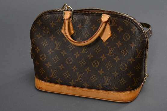 Louis Vuitton Tasche "Alma" in Monogram Canvas, goldfarbene Hardware und heller Rindsleder Besatz, Zwei-Wege-Reißverschluss, Schultergurt und Charm "Label", innen braunes Baumwollfutter und zwei Einst… - photo 4