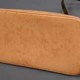 Louis Vuitton Tasche "Alma" in Monogram Canvas, goldfarbene Hardware und heller Rindsleder Besatz, Zwei-Wege-Reißverschluss, Schultergurt und Charm "Label", innen braunes Baumwollfutter und zwei Einst… - photo 5