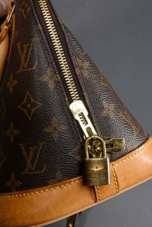 Louis Vuitton Tasche "Alma" in Monogram Canvas, goldfarbene Hardware und heller Rindsleder Besatz, Zwei-Wege-Reißverschluss, Schultergurt und Charm "Label", innen braunes Baumwollfutter und zwei Einst… - photo 6