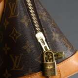 Louis Vuitton Tasche "Alma" in Monogram Canvas, goldfarbene Hardware und heller Rindsleder Besatz, Zwei-Wege-Reißverschluss, Schultergurt und Charm "Label", innen braunes Baumwollfutter und zwei Einst… - photo 6