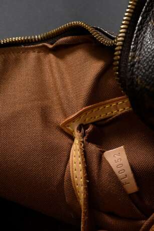 Louis Vuitton Tasche "Alma" in Monogram Canvas, goldfarbene Hardware und heller Rindsleder Besatz, Zwei-Wege-Reißverschluss, Schultergurt und Charm "Label", innen braunes Baumwollfutter und zwei Einst… - photo 8
