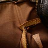 Louis Vuitton Tasche "Alma" in Monogram Canvas, goldfarbene Hardware und heller Rindsleder Besatz, Zwei-Wege-Reißverschluss, Schultergurt und Charm "Label", innen braunes Baumwollfutter und zwei Einst… - photo 8