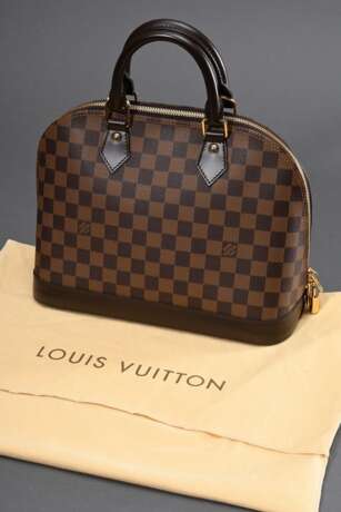 Louis Vuitton Tasche "Alma" in Damier Ebene Canvas, goldfarbene Hardware, innen rotes Baumwollfutter und zwei Einstecktaschen, Schlüssel und Schloss vorhanden, Nr.: FL 3110, 22x30x15cm, mit Staubbeutel - photo 1