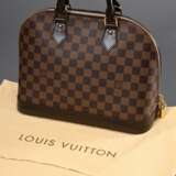 Louis Vuitton Tasche "Alma" in Damier Ebene Canvas, goldfarbene Hardware, innen rotes Baumwollfutter und zwei Einstecktaschen, Schlüssel und Schloss vorhanden, Nr.: FL 3110, 22x30x15cm, mit Staubbeutel - photo 1