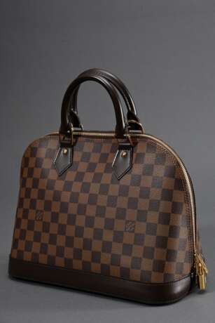 Louis Vuitton Tasche "Alma" in Damier Ebene Canvas, goldfarbene Hardware, innen rotes Baumwollfutter und zwei Einstecktaschen, Schlüssel und Schloss vorhanden, Nr.: FL 3110, 22x30x15cm, mit Staubbeutel - photo 2