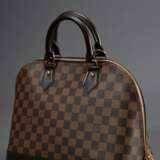 Louis Vuitton Tasche "Alma" in Damier Ebene Canvas, goldfarbene Hardware, innen rotes Baumwollfutter und zwei Einstecktaschen, Schlüssel und Schloss vorhanden, Nr.: FL 3110, 22x30x15cm, mit Staubbeutel - photo 2