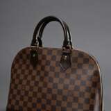 Louis Vuitton Tasche "Alma" in Damier Ebene Canvas, goldfarbene Hardware, innen rotes Baumwollfutter und zwei Einstecktaschen, Schlüssel und Schloss vorhanden, Nr.: FL 3110, 22x30x15cm, mit Staubbeutel - photo 3