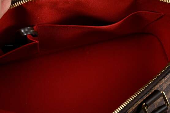 Louis Vuitton Tasche "Alma" in Damier Ebene Canvas, goldfarbene Hardware, innen rotes Baumwollfutter und zwei Einstecktaschen, Schlüssel und Schloss vorhanden, Nr.: FL 3110, 22x30x15cm, mit Staubbeutel - photo 5