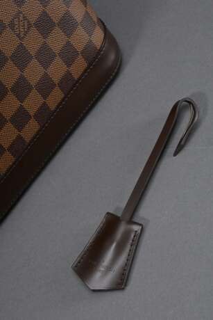 Louis Vuitton Tasche "Alma" in Damier Ebene Canvas, goldfarbene Hardware, innen rotes Baumwollfutter und zwei Einstecktaschen, Schlüssel und Schloss vorhanden, Nr.: FL 3110, 22x30x15cm, mit Staubbeutel - photo 6