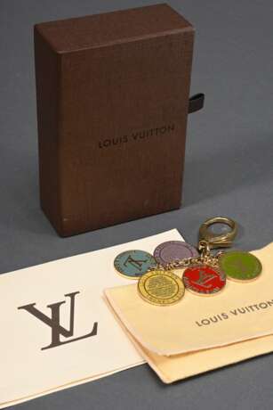 Louis Vuitton Taschenschmuck "Trunks & Bags", 5 unterschiedlich farbige Münzen an Kette mit Karabinerhaken, L. 15cm, Original Rechnung, Staubbeutel und Box, Gebrauchsspuren - photo 1