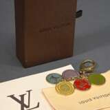 Louis Vuitton Taschenschmuck "Trunks & Bags", 5 unterschiedlich farbige Münzen an Kette mit Karabinerhaken, L. 15cm, Original Rechnung, Staubbeutel und Box, Gebrauchsspuren - photo 1