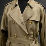 Burberry Trenchcoat, khakifarben mit ausknöpfbarem dunkelblauem Wollfutter, Hornknöpfen und Lederschnallen, Gr.36/38 - photo 2