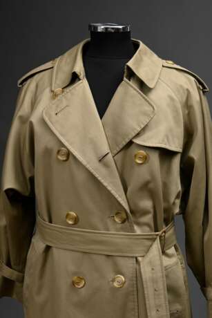 Burberry Trenchcoat, khakifarben mit ausknöpfbarem dunkelblauem Wollfutter, Hornknöpfen und Lederschnallen, Gr.36/38 - photo 2