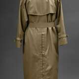 Burberry Trenchcoat, khakifarben mit ausknöpfbarem dunkelblauem Wollfutter, Hornknöpfen und Lederschnallen, Gr.36/38 - photo 3