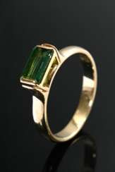 Gelbgold 585 Ring mit aufgesetztem grünem Turmalin im Baguettschliff, innen graviert, 2,9g, Gr. 54