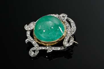 Weiß- und Gelbgold 585 Nadel mit großem Smaragd Cabochon (ca. 20.4ct, Oberfläche beschädigt) in verschlungener Altschliffdiamant Kartusche (zus. ca. 1.50ct/SI-P1/W-CR), 10g, 2,8x3,2cm