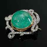 Weiß- und Gelbgold 585 Nadel mit großem Smaragd Cabochon (ca. 20.4ct, Oberfläche beschädigt) in verschlungener Altschliffdiamant Kartusche (zus. ca. 1.50ct/SI-P1/W-CR), 10g, 2,8x3,2cm - photo 1
