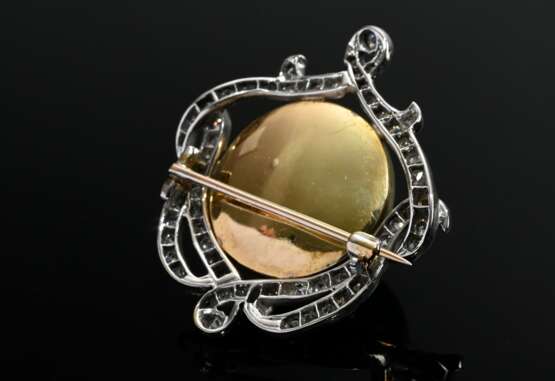Weiß- und Gelbgold 585 Nadel mit großem Smaragd Cabochon (ca. 20.4ct, Oberfläche beschädigt) in verschlungener Altschliffdiamant Kartusche (zus. ca. 1.50ct/SI-P1/W-CR), 10g, 2,8x3,2cm - photo 2