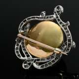 Weiß- und Gelbgold 585 Nadel mit großem Smaragd Cabochon (ca. 20.4ct, Oberfläche beschädigt) in verschlungener Altschliffdiamant Kartusche (zus. ca. 1.50ct/SI-P1/W-CR), 10g, 2,8x3,2cm - photo 2