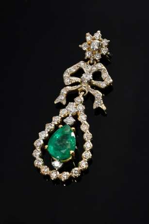 Gelbgold 750 Schleifenanhänger in Louis XVI Façon mit facettiertem Smaragdtropfen (ca. 1.75ct) und Brillantbesatz (zus. ca. 0.71ct, Si-Pi/W-TCR), 7,1g, 4,4x1,5cm - photo 1