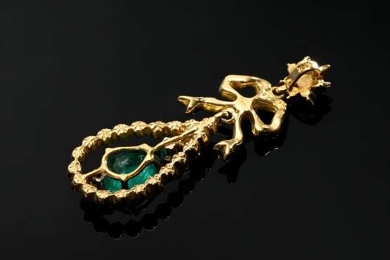 Gelbgold 750 Schleifenanhänger in Louis XVI Façon mit facettiertem Smaragdtropfen (ca. 1.75ct) und Brillantbesatz (zus. ca. 0.71ct, Si-Pi/W-TCR), 7,1g, 4,4x1,5cm - photo 2