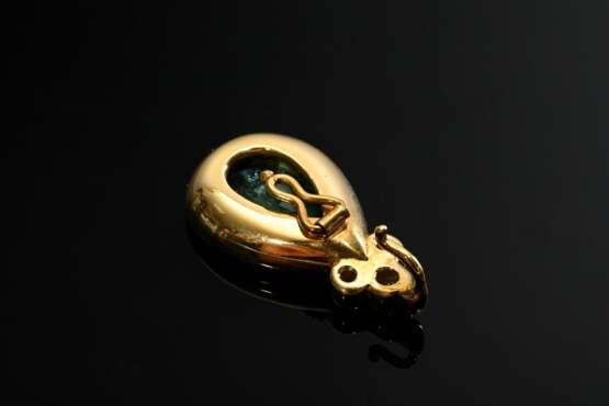 Moderner Gelbgold 585 Anhängerclip mit facettiertem Smaragdtropfen (ca. 2.9ct) und 3 Brillanten (zus. ca. 0.14ct/VSI/W), 7,8g, 2,5x1,4cm, Tragespuren - фото 3