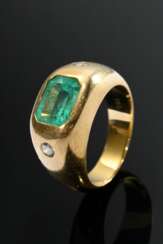 Handgefertigter Gelbgold 750 Bandring mit oktogonalem Smaragd (ca. 1.60ct) und 2 Brillanten (zus. ca. 0.16ct/VSI/W), 12,8g, Gr. 53, Tragespuren