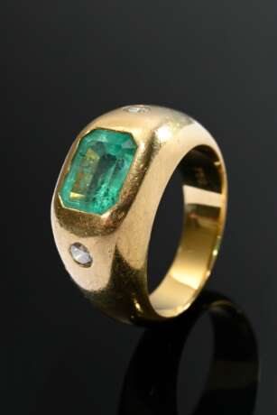 Handgefertigter Gelbgold 750 Bandring mit oktogonalem Smaragd (ca. 1.60ct) und 2 Brillanten (zus. ca. 0.16ct/VSI/W), 12,8g, Gr. 53, Tragespuren - фото 1