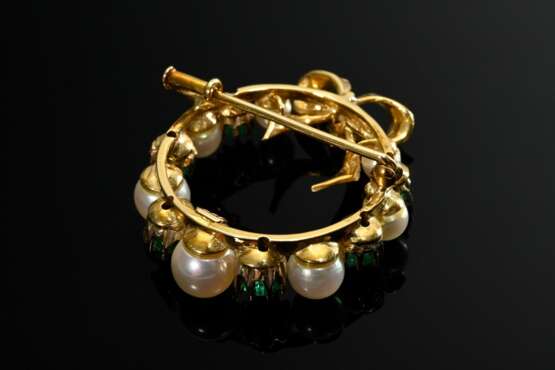 Gelbgold 585 Kranznadel mit satinierter Schleife, Brillanten (zus. ca. 0.09ct/SI/W), 7 Zuchtperlen und 6 Smaragden, 7,2g, 3,3x2,8cm - photo 2