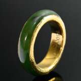 Jade Reifring in gehämmerter Gelbgold 750 Schiene, 4,4g, Gr. 52 - photo 1