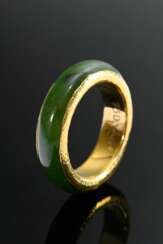 Jade Reifring in gehämmerter Gelbgold 750 Schiene, 4,4g, Gr. 52
