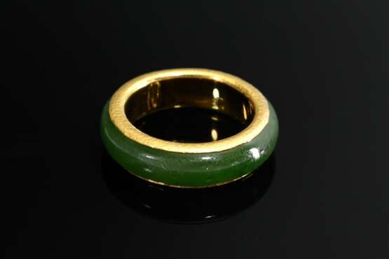 Jade Reifring in gehämmerter Gelbgold 750 Schiene, 4,4g, Gr. 52 - photo 2