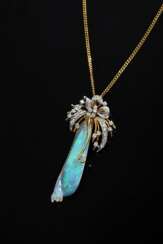 Gelbgold 750 Anhänger mit geschnitztem Opal (4,7g, L. 4,2cm, Risse) und Brillanten (zus. ca. 0.45ct/VSI-SI/W) in Weißgold 750 Fassungen an zarter Gelbgold 585 Panzerkette (3,1g, L. 50cm), Tragespuren
