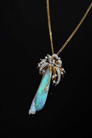 Gelbgold 750 Anhänger mit geschnitztem Opal (4,7g, L. 4,2cm, Risse) und Brillanten (zus. ca. 0.45ct/VSI-SI/W) in Weißgold 750 Fassungen an zarter Gelbgold 585 Panzerkette (3,1g, L. 50cm), Tragespuren - фото 1