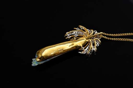 Gelbgold 750 Anhänger mit geschnitztem Opal (4,7g, L. 4,2cm, Risse) und Brillanten (zus. ca. 0.45ct/VSI-SI/W) in Weißgold 750 Fassungen an zarter Gelbgold 585 Panzerkette (3,1g, L. 50cm), Tragespuren - фото 3