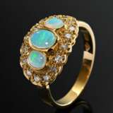 Zarter Gelbgold 585 Ring mit 3 Opal Cabochons in Achtkantdiamant Lünette (zus. ca. 0.32ct/SI/W), 3,9g, Gr. 55 - photo 1