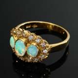 Zarter Gelbgold 585 Ring mit 3 Opal Cabochons in Achtkantdiamant Lünette (zus. ca. 0.32ct/SI/W), 3,9g, Gr. 55 - photo 2
