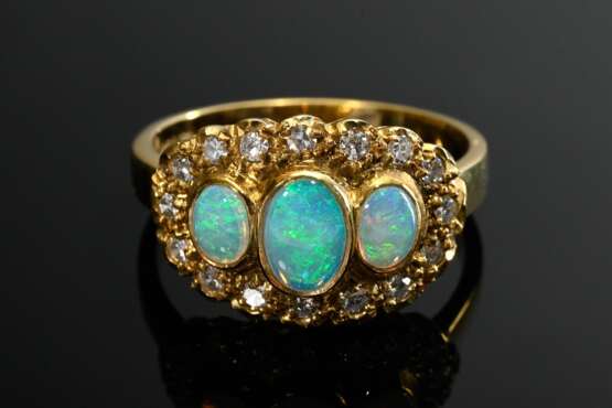 Zarter Gelbgold 585 Ring mit 3 Opal Cabochons in Achtkantdiamant Lünette (zus. ca. 0.32ct/SI/W), 3,9g, Gr. 55 - photo 3