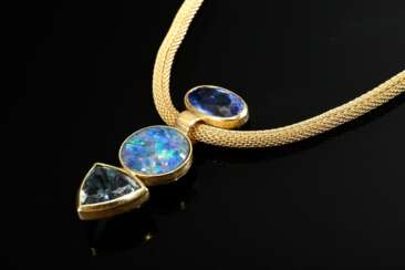 Gelbgold 585 Schlauchkette (16g, L.42cm, Ø 3mm) mit avantgardistischem Gelbgold 750 Anhänger (6g, 3,9x1,3cm) mit Topas (ca. 3ct, bestrahlt), runder Opaltriplette und Topas (ca. 5,6ct) im Trillionschliff, Handarbeit