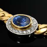 Gewölbtes Gelb- und Weißgold 750 Flachpanzercollier mit Entourage Element aus facettiertem Saphir (ca. 6.14ct) im Brillantkranz (zus. ca. 0.87ct/SI-P1/W-TCR), 102,7g, L. 44,5cm - фото 1