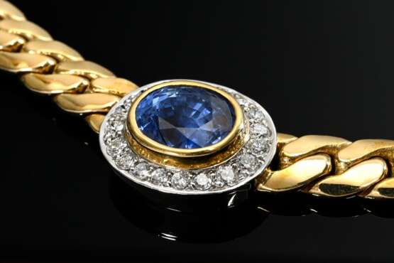 Gewölbtes Gelb- und Weißgold 750 Flachpanzercollier mit Entourage Element aus facettiertem Saphir (ca. 6.14ct) im Brillantkranz (zus. ca. 0.87ct/SI-P1/W-TCR), 102,7g, L. 44,5cm - фото 1