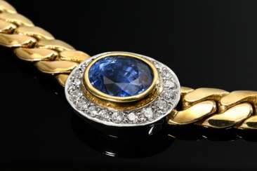 Gewölbtes Gelb- und Weißgold 750 Flachpanzercollier mit Entourage Element aus facettiertem Saphir (ca. 6.14ct) im Brillantkranz (zus. ca. 0.87ct/SI-P1/W-TCR), 102,7g, L. 44,5cm