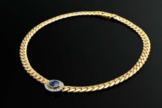 Gewölbtes Gelb- und Weißgold 750 Flachpanzercollier mit Entourage Element aus facettiertem Saphir (ca. 6.14ct) im Brillantkranz (zus. ca. 0.87ct/SI-P1/W-TCR), 102,7g, L. 44,5cm - фото 2