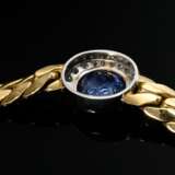 Gewölbtes Gelb- und Weißgold 750 Flachpanzercollier mit Entourage Element aus facettiertem Saphir (ca. 6.14ct) im Brillantkranz (zus. ca. 0.87ct/SI-P1/W-TCR), 102,7g, L. 44,5cm - фото 3