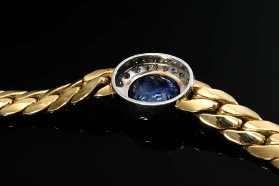 Gewölbtes Gelb- und Weißgold 750 Flachpanzercollier mit Entourage Element aus facettiertem Saphir (ca. 6.14ct) im Brillantkranz (zus. ca. 0.87ct/SI-P1/W-TCR), 102,7g, L. 44,5cm - фото 3