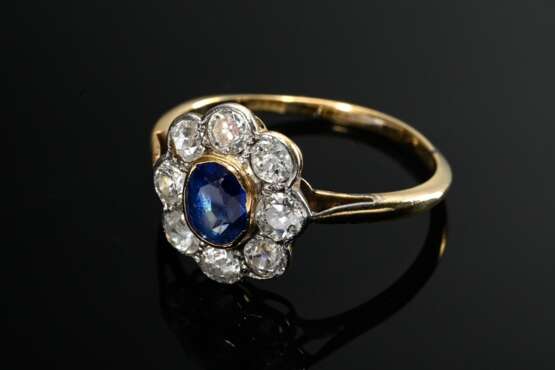 Antiker Gelbgold 750 und Platin Entourage Ring mit Saphir (ca. 0.50ct) in ovaler Altschliffdiamant Lunette (zus. ca. 0.64ct/P1/TCR), England um 1910, 2,1g, Gr. 55, 1 Diamant angeschlagen - photo 1