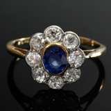 Antiker Gelbgold 750 und Platin Entourage Ring mit Saphir (ca. 0.50ct) in ovaler Altschliffdiamant Lunette (zus. ca. 0.64ct/P1/TCR), England um 1910, 2,1g, Gr. 55, 1 Diamant angeschlagen - photo 2